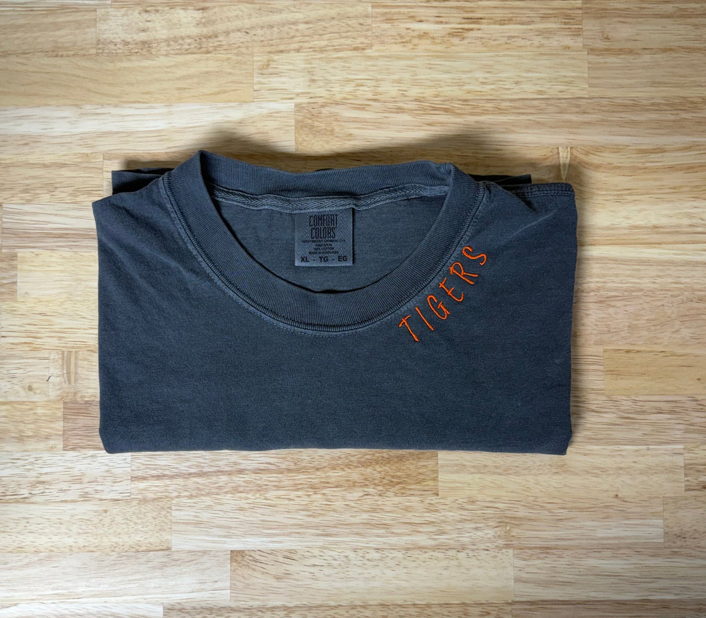 TIGERS neckline T-shirt